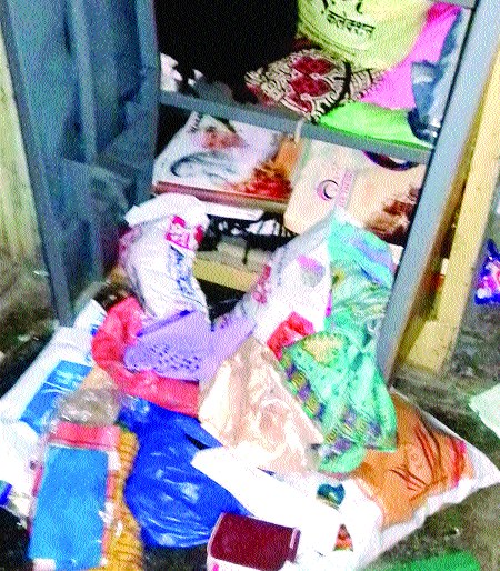 Malagaan crackdown; Five lakhs of rupees were looted | मालगावात दरोडा; पाच लाखाचा ऐवज लुटला Malagaan crackdown; Five lakhs of rupees were looted | मालगावात दरोडा; पाच लाखाचा ऐवज लुटला