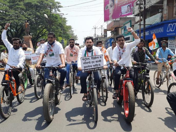 Congress cycle rally against fuel price hike | इंधन दरवाढीविरोधात काँग्रेसची सायकल रॅली Congress cycle rally against fuel price hike | इंधन दरवाढीविरोधात काँग्रेसची सायकल रॅली