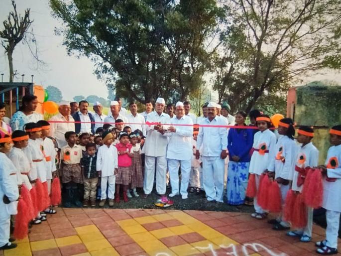 The transformation of Sarjapur school from the rise of villagers, first in the school system | ग्रामस्थांच्या उठवातून सर्जापूर शाळेचा कायापालट, शाळासिद्धीत जावळीत प्रथम The transformation of Sarjapur school from the rise of villagers, first in the school system | ग्रामस्थांच्या उठवातून सर्जापूर शाळेचा कायापालट, शाळासिद्धीत जावळीत प्रथम