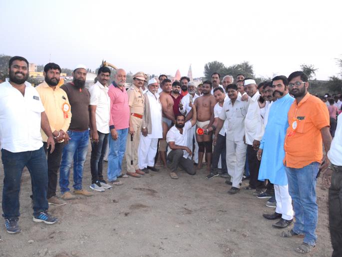 Riot wrestling riots in Devmamledar yatra | देवमामलेदारांच्या यात्रोत्सवात सटाण्यात रंगली कुस्त्यांची दंगल Riot wrestling riots in Devmamledar yatra | देवमामलेदारांच्या यात्रोत्सवात सटाण्यात रंगली कुस्त्यांची दंगल