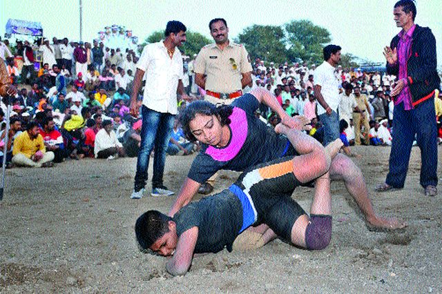 Riot for wrestling | यात्रोत्सवात रंगली कुस्त्यांची दंगल Riot for wrestling | यात्रोत्सवात रंगली कुस्त्यांची दंगल