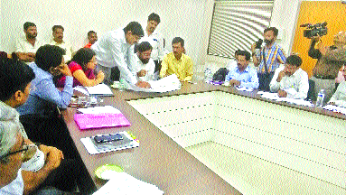 Do not report fodder, do not get water; Eknath Shinde's suggestions | चारा, पाणी मिळत नसल्याची तक्रार नको; एकनाथ शिंदेंच्या सूचना Do not report fodder, do not get water; Eknath Shinde's suggestions | चारा, पाणी मिळत नसल्याची तक्रार नको; एकनाथ शिंदेंच्या सूचना