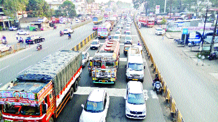 Highly on air competition! | हायवेवर होतेय वाऱ्याशी स्पर्धा !