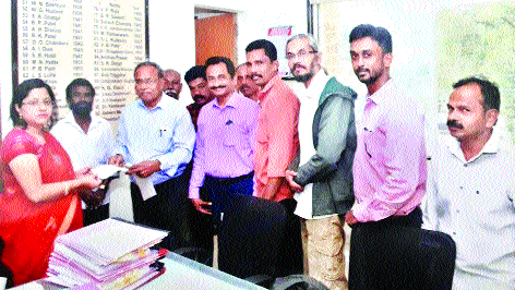 Keralite Satarkar ran to throw the soil | मातीचं ॠण फेडायला धावले केरळी सातारकर Keralite Satarkar ran to throw the soil | मातीचं ॠण फेडायला धावले केरळी सातारकर