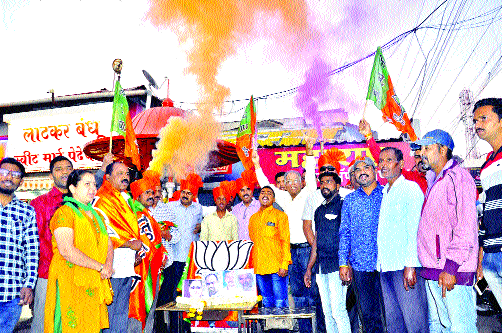 Maratha bandhas in Satara district | सातारा जिल्ह्यात मराठा बांधवांचा जल्लोष