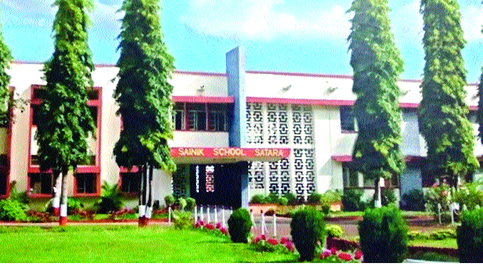 Three students financially strengthened! | माजी विद्यार्थ्यांकडून तिघांना आर्थिक बळ! Three students financially strengthened! | माजी विद्यार्थ्यांकडून तिघांना आर्थिक बळ!