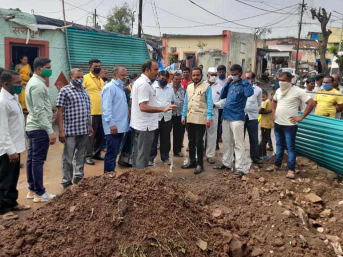 The slab of a public toilet tank in Prabuddhanagar city collapsed | प्रबुद्धनगर नगरातील सार्वजनिक शौचलायच्या टाकीचा स्लॅब कोसळला The slab of a public toilet tank in Prabuddhanagar city collapsed | प्रबुद्धनगर नगरातील सार्वजनिक शौचलायच्या टाकीचा स्लॅब कोसळला