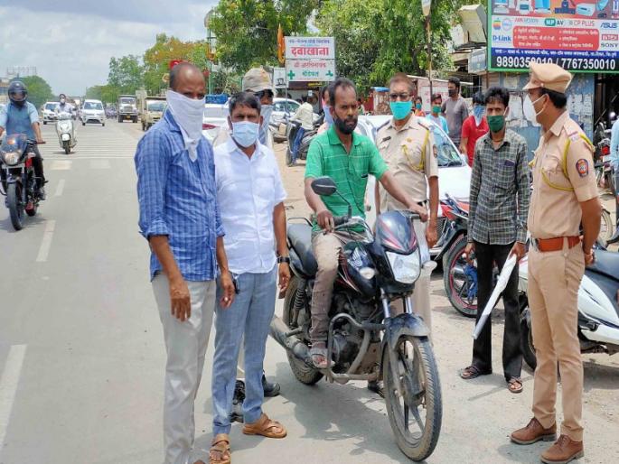 65,000 recovered in one day from not using mask; Shikrapur police action | मास्क न वापरणाऱ्यांकडुन एका दिवसात ६५ हजार वसूल ; शिक्रापुर पोलिसांची कारवाई  65,000 recovered in one day from not using mask; Shikrapur police action | मास्क न वापरणाऱ्यांकडुन एका दिवसात ६५ हजार वसूल ; शिक्रापुर पोलिसांची कारवाई
