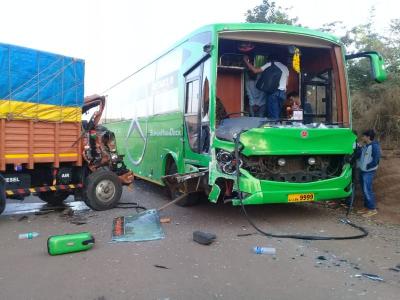 In a triple crash, the two-wheeler hit the spot | सिंधुदुर्ग :तिहेरी अपघातात दुचाकीस्वार जागीच गतप्राण In a triple crash, the two-wheeler hit the spot | सिंधुदुर्ग :तिहेरी अपघातात दुचाकीस्वार जागीच गतप्राण