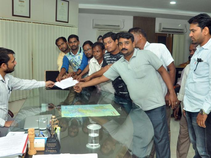 Attempts to give maximum compensation to the project, assured of District Collector Sindhudurg | प्रकल्पबाधिताना जास्तीत जास्त मोबदला देण्याचा प्रयत्न, सिंधुदुर्ग जिल्हाधिकाऱ्यांचे आश्वासन Attempts to give maximum compensation to the project, assured of District Collector Sindhudurg | प्रकल्पबाधिताना जास्तीत जास्त मोबदला देण्याचा प्रयत्न, सिंधुदुर्ग जिल्हाधिकाऱ्यांचे आश्वासन