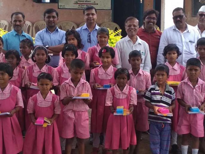 Distribution of materials from the Vanaprastha Foundation | वनप्रस्थ फाउण्डेशनकडून साहित्य वाटप Distribution of materials from the Vanaprastha Foundation | वनप्रस्थ फाउण्डेशनकडून साहित्य वाटप