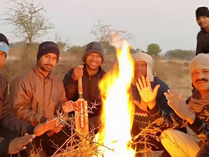 Cold weather increased in Sinnar city and taluka | सिन्नर शहर व तालुक्यात थंडीचा जोर वाढला Cold weather increased in Sinnar city and taluka | सिन्नर शहर व तालुक्यात थंडीचा जोर वाढला