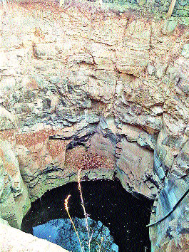 Due to the drought situation, | दुष्काळाच्या वणव्यामध्ये होरपळतोय कवठेमहांकाळ Due to the drought situation, | दुष्काळाच्या वणव्यामध्ये होरपळतोय कवठेमहांकाळ