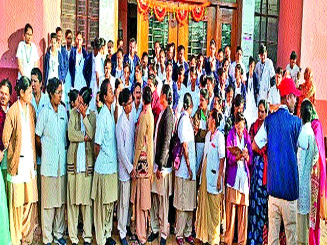 Dharna movement of hostages | परिचारिकांचे धरणे आंदोलन Dharna movement of hostages | परिचारिकांचे धरणे आंदोलन