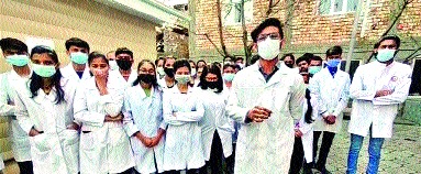 Wish 'those' students to return home | मायदेशी परतण्यासाठी ‘त्या’ विद्यार्थ्यांचे आर्जव Wish 'those' students to return home | मायदेशी परतण्यासाठी ‘त्या’ विद्यार्थ्यांचे आर्जव