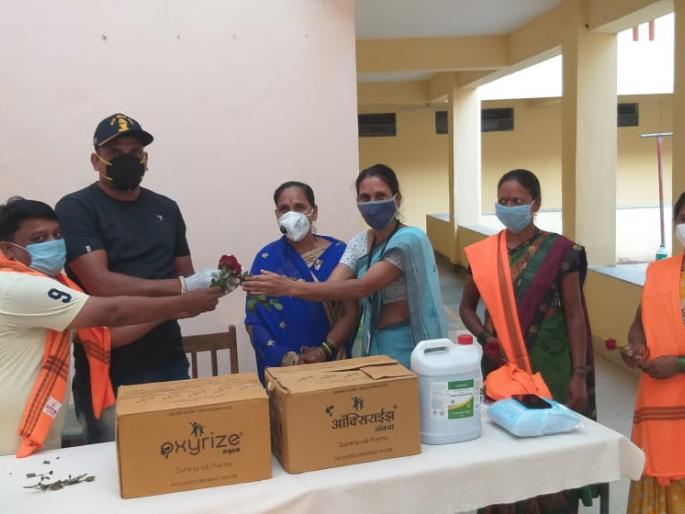 Distribution of masks, sanitizers to Taked Covid Center | टाकेद कोविड सेंटरला मास्क, सॅनिटीझरचे वाटप Distribution of masks, sanitizers to Taked Covid Center | टाकेद कोविड सेंटरला मास्क, सॅनिटीझरचे वाटप