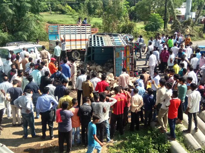 Tango's tempo reversed: Five injured | टँगोचा टेंपो पलटी :पाच जण जखमी Tango's tempo reversed: Five injured | टँगोचा टेंपो पलटी :पाच जण जखमी