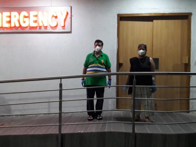 Overcoming Corona, the couple returned home | कोरोनावर मात करीत त्या दामपत्याची घर वापसी Overcoming Corona, the couple returned home | कोरोनावर मात करीत त्या दामपत्याची घर वापसी