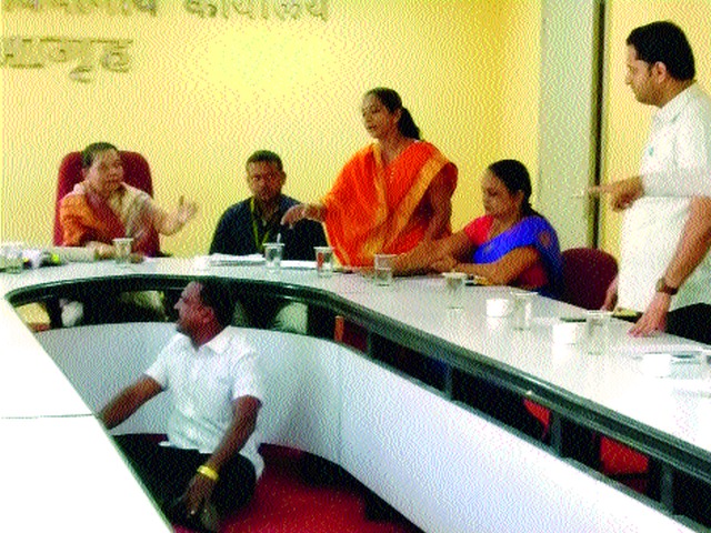 Councilors' positions in the Eastern Division Committee | पूर्व प्रभाग समितीत नगरसेवकांचा ठिय्या Councilors' positions in the Eastern Division Committee | पूर्व प्रभाग समितीत नगरसेवकांचा ठिय्या