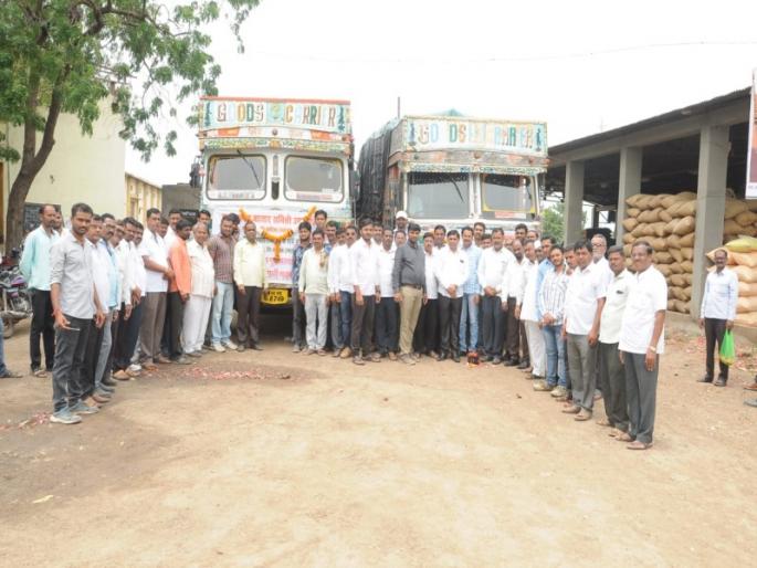 Twenty-one tons of onion in Kerala | केरळ येथील पुरग्रस्तांना २१ टन कांदा Twenty-one tons of onion in Kerala | केरळ येथील पुरग्रस्तांना २१ टन कांदा