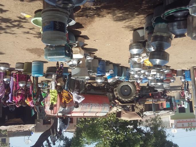 Eklavya reached tribal settlement | एकलव्य आदिवासी वस्तीवर पोहचला टॅँकर Eklavya reached tribal settlement | एकलव्य आदिवासी वस्तीवर पोहचला टॅँकर