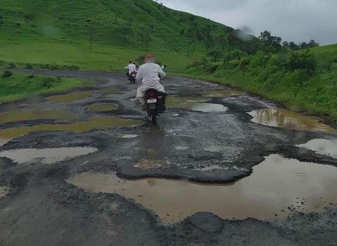 Bad condition of roads in Igatpuri taluka | इगतपुरी तालुक्यातील रस्त्यांची दुरावस्था Bad condition of roads in Igatpuri taluka | इगतपुरी तालुक्यातील रस्त्यांची दुरावस्था