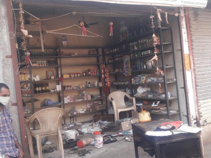 The shop at Pahur caught fire, causing major damage | पहूर येथे दुकानाला आग, मोठी हानी टळली The shop at Pahur caught fire, causing major damage | पहूर येथे दुकानाला आग, मोठी हानी टळली