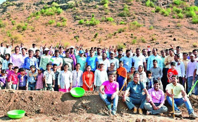 Shamdan in Rajderwadi for water cup | वॉटर कपसाठी राजदेरवाडीत श्रमदान Shamdan in Rajderwadi for water cup | वॉटर कपसाठी राजदेरवाडीत श्रमदान