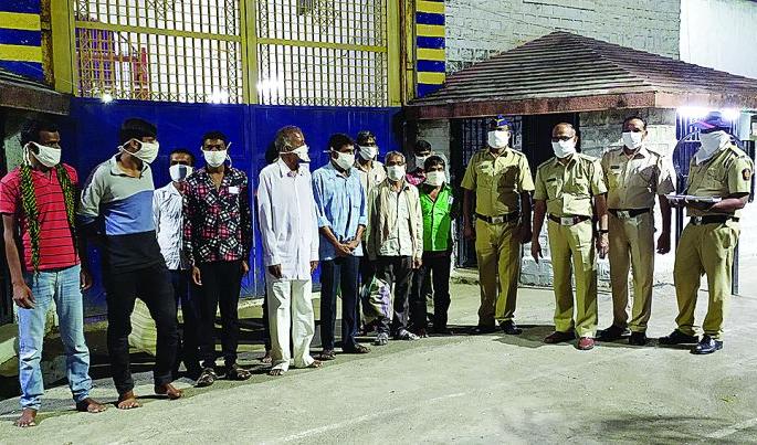 14 prisoners released from Washim Prison on parole | वाशिम कारागृहातील १४ कैद्यांची पॅरोलवर सुटका 14 prisoners released from Washim Prison on parole | वाशिम कारागृहातील १४ कैद्यांची पॅरोलवर सुटका