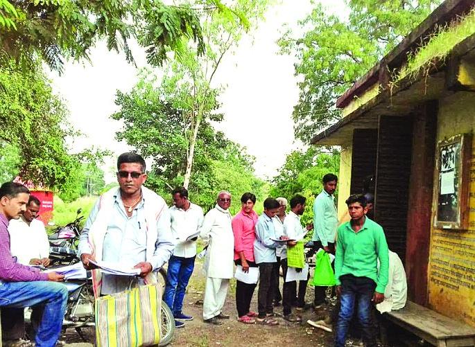 Washim : Farmers run for crop insurance benefits! | पिकविम्याच्या लाभासाठी शेतकऱ्यांची धावाधाव! Washim : Farmers run for crop insurance benefits! | पिकविम्याच्या लाभासाठी शेतकऱ्यांची धावाधाव!