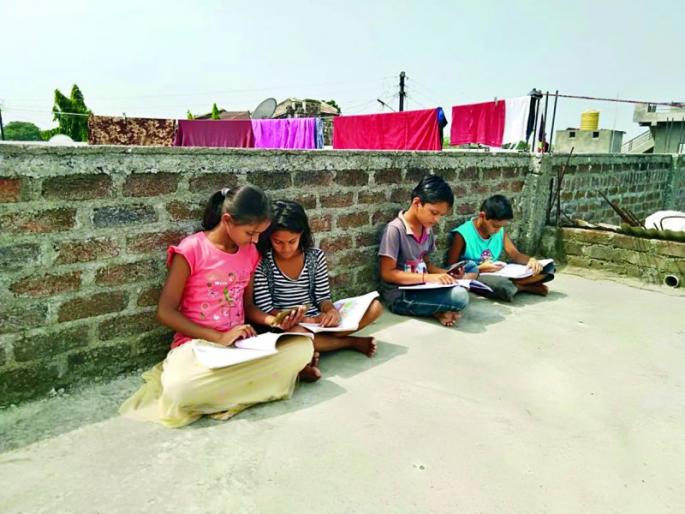 Students struggle to study online due to lack of network | नेटवर्कअभावी ऑनलाईन अभ्यासासाठी विद्यार्थ्यांची धडपड Students struggle to study online due to lack of network | नेटवर्कअभावी ऑनलाईन अभ्यासासाठी विद्यार्थ्यांची धडपड