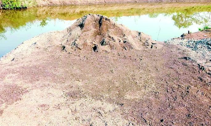 Surgavkar's throat is dry due to illegal sand dredging | अवैध वाळू उपश्यामुळे सुरगावकरांच्या घशाला कोरड Surgavkar's throat is dry due to illegal sand dredging | अवैध वाळू उपश्यामुळे सुरगावकरांच्या घशाला कोरड