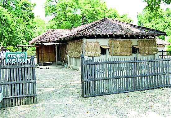 The lamp of the nation's work is the lamp for the world | राष्ट्रपित्याचे जीवन कार्य जगासाठी दीपस्तंभ The lamp of the nation's work is the lamp for the world | राष्ट्रपित्याचे जीवन कार्य जगासाठी दीपस्तंभ