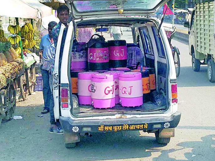 Water canache transportation is being altered by the rules | नियमांना बगल देत होतेय पाण्याच्या कॅनची वाहतूक Water canache transportation is being altered by the rules | नियमांना बगल देत होतेय पाण्याच्या कॅनची वाहतूक