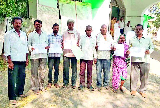 Unprotected MNREGA work in Azadoho | आजनडोह येथे मनरेगाच्या कामात गैरप्रकार Unprotected MNREGA work in Azadoho | आजनडोह येथे मनरेगाच्या कामात गैरप्रकार