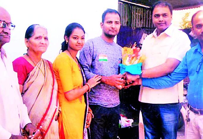 Rakesh honored with Mount Wilson | माऊंट विल्सन सर करणाºया राकेशचा सत्कार Rakesh honored with Mount Wilson | माऊंट विल्सन सर करणाºया राकेशचा सत्कार