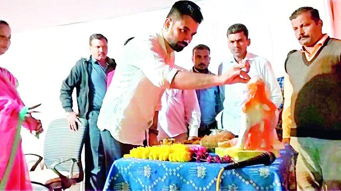 Sarpanch's trickery, MLA's candy | सरपंचाची चलाखी, आमदारांची दांडी