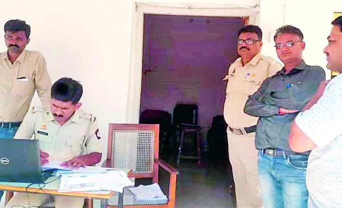 RTO bullying to remove license | परवाना काढण्यासाठी आरटीओची दादागिरी RTO bullying to remove license | परवाना काढण्यासाठी आरटीओची दादागिरी