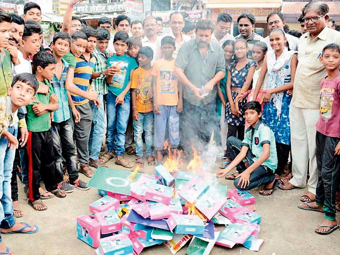 The prohibition reported by the burning of Arvite Chinese items | आर्वीत चिनी वस्तूंची होळी करून नोंदविला निषेध The prohibition reported by the burning of Arvite Chinese items | आर्वीत चिनी वस्तूंची होळी करून नोंदविला निषेध