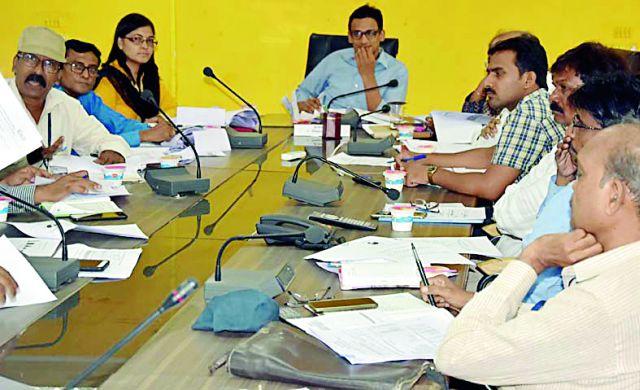 Fear for debt waiver loans | कर्जमाफीतील शेतकऱ्यांची कर्जाकरिता फरफट