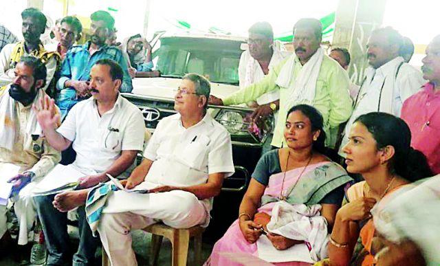 BMC workers strike at sub-divisional office | पालिका कर्मचाऱ्यांची उपविभागीय कार्यालयावर धडक