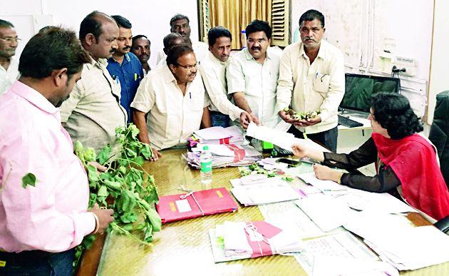Submit fraud cases to seed companies | बियाणे कंपन्यांवर फसवणुकीचा गुन्हा दाखल करा Submit fraud cases to seed companies | बियाणे कंपन्यांवर फसवणुकीचा गुन्हा दाखल करा