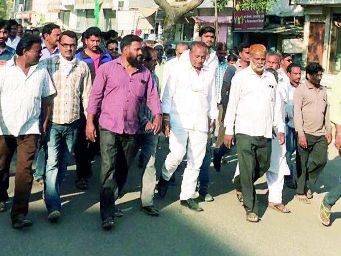 Pavement, encroachment, lease to the slum dwellers | फुटपाथ, अतिक्रमण, झोपडपट्टीधारकांना पट्टे द्या Pavement, encroachment, lease to the slum dwellers | फुटपाथ, अतिक्रमण, झोपडपट्टीधारकांना पट्टे द्या