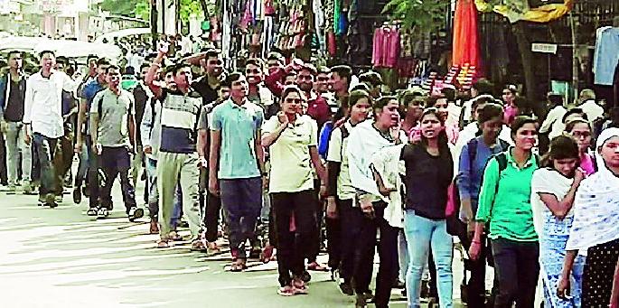 Student aggressor for recruitment of new police | नव्या पोलीस भरतीबाबत विद्यार्थी आक्रमक