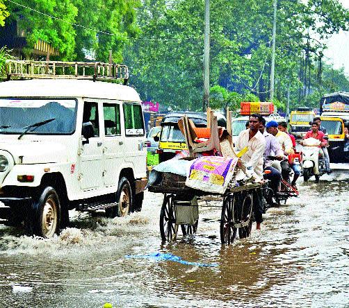 Rain accompanied by clouds in the city | शहरात मेघ गर्जनेसह पाऊस़़़