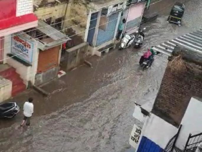 Heavy rains lash Yeola area | येवला परिसरात वादळी पावसाचा तडाखा Heavy rains lash Yeola area | येवला परिसरात वादळी पावसाचा तडाखा