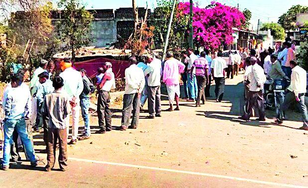 Mudana fears losing 100 homes | मुडाणाची १०० घरे पाडण्याची भीती Mudana fears losing 100 homes | मुडाणाची १०० घरे पाडण्याची भीती