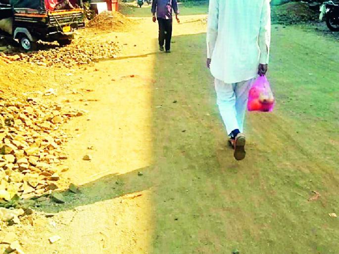 Pusad's doctor on the road against the worst road | पुसदचे डॉक्टर निकृष्ट रस्त्याविरोधात रस्त्यावर Pusad's doctor on the road against the worst road | पुसदचे डॉक्टर निकृष्ट रस्त्याविरोधात रस्त्यावर