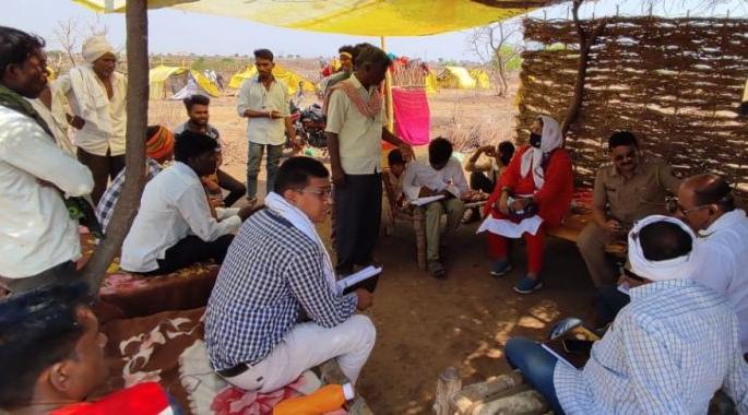 Finally, the officer reached Pardhi area; Heard the sorrows of those who left the village | अखेर जंगल तुडवित अधिकारी पोहोचले पारधी बेड्यावर; गाव सोडणाऱ्यांच्या व्यथा ऐकल्या Finally, the officer reached Pardhi area; Heard the sorrows of those who left the village | अखेर जंगल तुडवित अधिकारी पोहोचले पारधी बेड्यावर; गाव सोडणाऱ्यांच्या व्यथा ऐकल्या