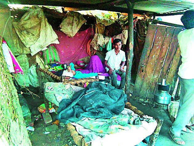 Hut tin sold for mother's treatment | आईच्या उपचारासाठी विकले झोपडीवरील टिन Hut tin sold for mother's treatment | आईच्या उपचारासाठी विकले झोपडीवरील टिन